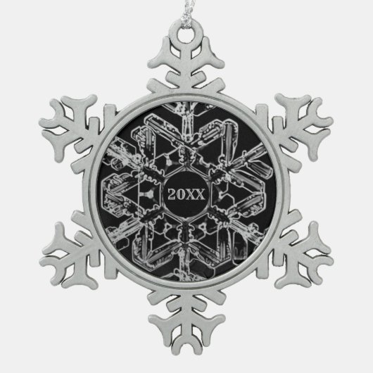 Silber und Schwarzes Jahr oder Monogramm Schneeflocken Zinn-Ornament (Vorderseite)