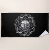 Silber- und schwarzes Mandala Strandtuch (Vorderseite)