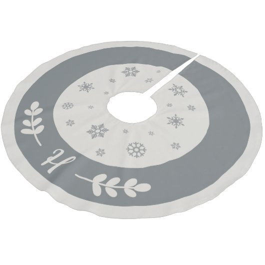 Silber und Weiß mit Schneeflocken und Monogramm Polyester Weihnachtsbaumdecke (Schrägansicht)