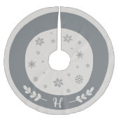 Silber und Weiß mit Schneeflocken und Monogramm Polyester Weihnachtsbaumdecke (Vorderseite)