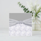 Silber, Weiße Sterne und Schneeflocken Hochzeiten Einladung (Stehend Vorderseite)