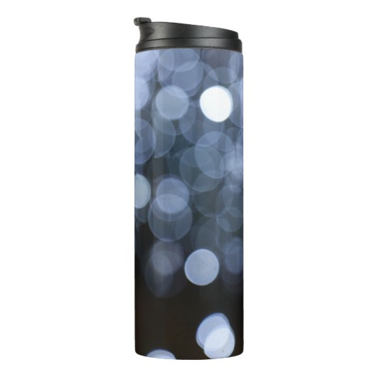 Silber, weißer Buche Nachthintergrund. Thermosbecher (Nach rechts gedreht)