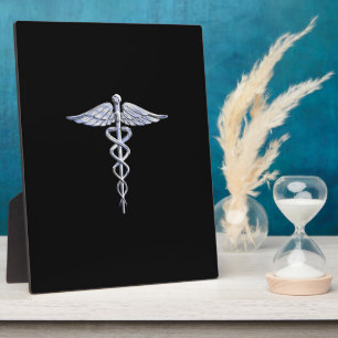 Silber wie Caduceus Medical Symbol auf schwarzer D Fotoplatte