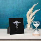 Silber wie Caduceus Medical Symbol auf schwarzer D Fotoplatte (InSitu)