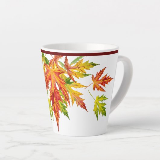 Silberapfel auf einer kleinen Latte-Tasse Milchtasse (Rechte Ecke)