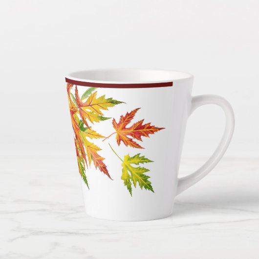 Silberapfel auf einer kleinen Latte-Tasse Milchtasse (Rechts)