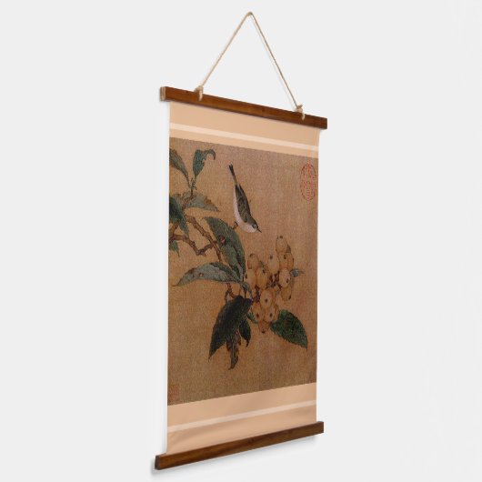 Silberaugenvogel und Loquats mit hängenden Bändern Wandteppich Mit Holzrahmen (Gewinkelt)