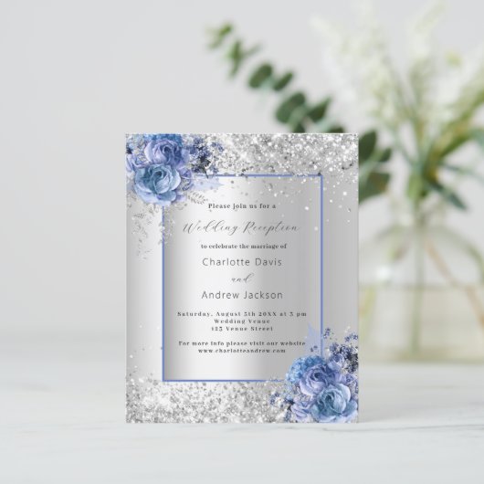 Silberblaue Blumen Hochzeitsempfang (Stehend Vorderseite)