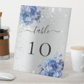 Silberblaue Blumen Hochzeitsfeier Tischnummer Sockelschild (In Situ)