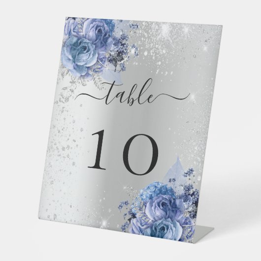 Silberblaue Blumen Hochzeitsfeier Tischnummer Sockelschild (Vorderseite)