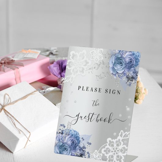 Silberblaue Blütenblätter stehen für das Gästebuch Sockelschild