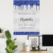 Silberblauer Glitzer Tropfen Monogramm Begrüßung Poster (Heimbüro)
