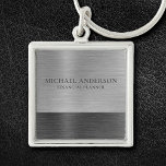 Silberbrushed Metal Metallic Monogram Name Schlüsselanhänger<br><div class="desc">Ein klassisch silbergrauer personalisierter Schlüsselanhänger aus gebürstetem Metall. Koordiniert mit anderen Bürobedarf einschließlich Bindemitteln,  Notebooks und Stiften. Entworfen für Sie von BlackBerry Boulevard.</div>
