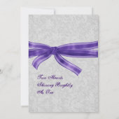 SilberDamast und Lila Bow-Hochzeit Einladung (Rückseite)