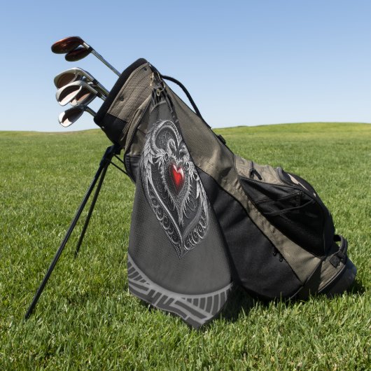 Silberes Herz mit Flügeln. Golfhandtuch (Gras)