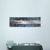 silberfarbene Musiknoten mit blauer Banner (Messeveranstaltung)