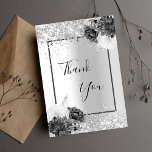 Silberfloraler Glitzer elegant glamourös Dankeskarte<br><div class="desc">Imitate silber aussehender Hintergrund,  mit Imitat Glitzer,  Glitzern und Blumenmuster dekoriert. Auf der Vorderseite große handgeschriebene Schrift und der Text: Danke. Zurück: Personalisieren Sie Ihre Dankeschön Notiz und Namen.</div>