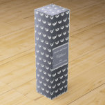 Silberfuchs Geburtstagskleidung Männer Typ grau-tr Weinbox<br><div class="desc">Silberfuchs Thema. Ein Imitat silberne Geschenkschachtel für Männer,  Typ. Ein leichter Imitat silber Symbol ein männlicher Bart und Schnurrbart Muster. Ein dunkles Imitat silberne Folie metallisch aussehend Hintergrund. Mit dem Text: Happy Birthday. Personalisieren und hinzufügen von Namen. Der Name des Geburtstags-Typ wird mit einem modernen,  handgeschriebenen Stift geschrieben.</div>