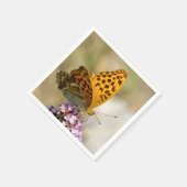 Silbergewaschener Schmetterling auf Blume Serviette (Ecke)