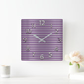 Silbergraue arabische Zahlen Lila Pflaumenstreifen Quadratische Wanduhr (Zuhause)