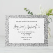 Silbergraue Glitzern Sweet 16 elegante Schrift Einladung (Stehend Vorderseite)