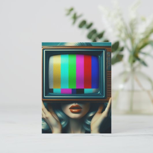 Silberhaarfrau mit einem Fernseher auf ihrem Kopf Postkarte (Stehend Vorderseite)