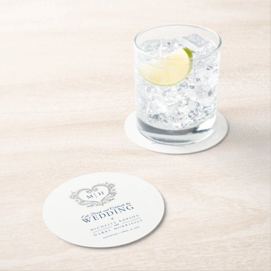 Silberherzblaue Kranz-Monogramm-Hochzeit Runder Pappuntersetzer (Vor Ort)