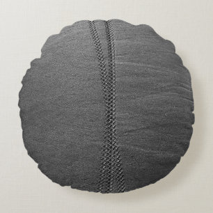 Silberkettenverbindung auf grauem Textil Rundes Kissen