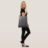 Silberkettenverbindung auf grauem Textil Tasche (Am Model)
