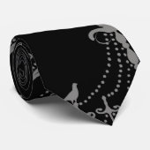 Silberkronleuchter aus grauem Silber auf schwarz Krawatte (Gerollt)