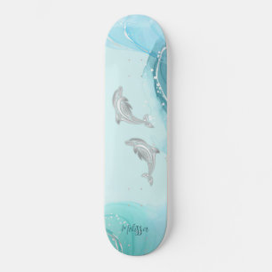 Silberne Delphine wogen Ihren Namen Skateboard