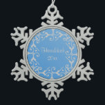 Silberne Eleganz-blaue Chanukka-Schneeflocke Schneeflocken Zinn-Ornament<br><div class="desc">Reizender Rolleentwurf im Silber über einem blauen Steigungshintergrund.  Fertigen Sie das Jahr besonders an.</div>