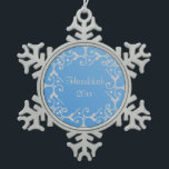 Silberne Eleganz-blaue Chanukka-Schneeflocke Schneeflocken Zinn-Ornament<br><div class="desc">Reizender Rolleentwurf im Silber über einem blauen Steigungshintergrund.  Fertigen Sie das Jahr besonders an.</div>