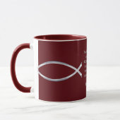 Silberne Fische und Scripture bedecken diese Tasse (Links)
