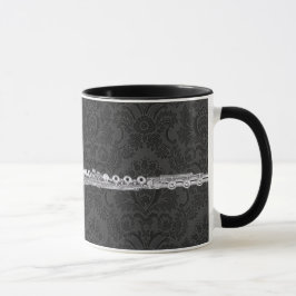 Silberne Flöte auf schwarzem Damast Tasse