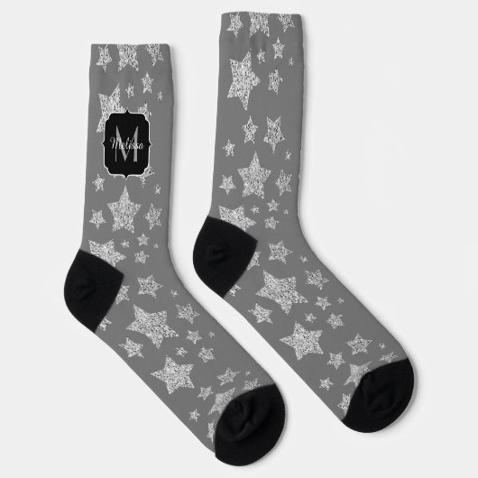 Silberne funkelnde Sterne Muster hellgrau Monogram Socken (Rechts)