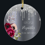 Silberne Glitzer Tropfen Blumenburgund Keramik Ornament<br><div class="desc">Ein Ornament für einen 50. Geburtstag (oder jedes Alter). Ein dunkles Imitat silber metallisch aussehender Hintergrund. Mit dunklen lila und bordeauxfarbenen Blume und Rose rosa, Imitate silberne Glitzer tropfen, Farbe Tropfen aussehen. Vorlagen für einen Namen, Datum und Alter 50. Der Name ist mit einem weißen, modernen, handgeschriebenen Stil geschrieben. Perfekt...</div>