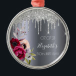 Silberne Glitzer Tropfen Blumenburgund Ornament Aus Metall<br><div class="desc">Ein Ornament für einen 50. Geburtstag (oder jedes Alter). Ein dunkles Imitat silber metallisch aussehender Hintergrund. Mit dunklen lila und bordeauxfarbenen Blume und Rose rosa, Imitate silberne Glitzer tropfen, Farbe Tropfen aussehen. Vorlagen für einen Namen, Datum und Alter 50. Der Name ist mit einem weißen, modernen, handgeschriebenen Stil geschrieben. Perfekt...</div>