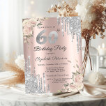 Silberne Glitzer Tropfen, Rose 60. Geburtstag Einladung<br><div class="desc">Moderne,  schicke und glamouröse mit silbernen Glitzer-Tropfen und Blume auf einer Rose Gold Hintergrund.</div>