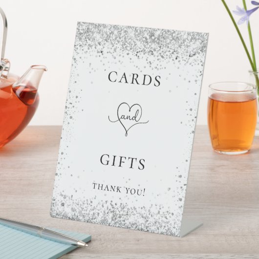 Silberne Hochzeitsgartentexte auf weißem Glitzer Sockelschild (In Situ)