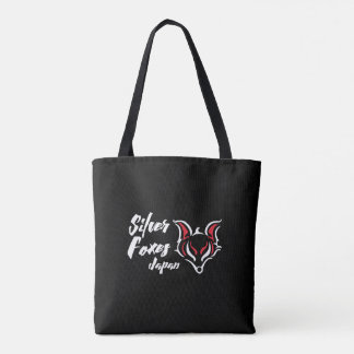 Silberne Kisten tragen Tasche