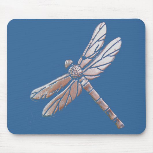 Silberne Libelle auf blauem Hintergrund Mousepad (Vorne)