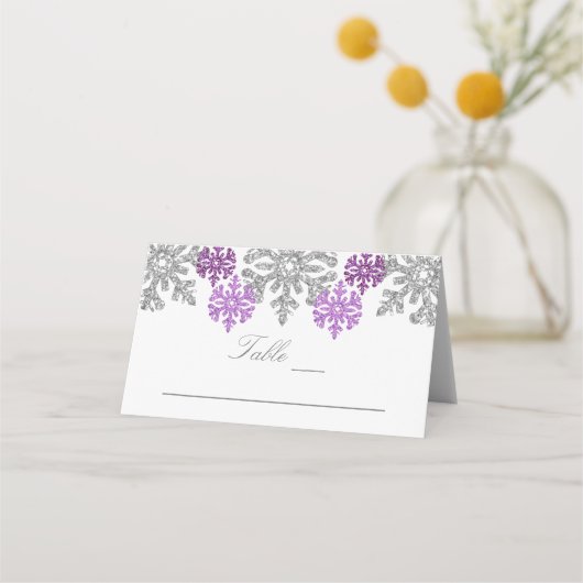 Silberne Lila Schneeflocken Winterhochzeit Platzkarte (Vorderseite)