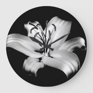 Silberne Lilie: Monochrome Blumen Eleganz. Große Wanduhr