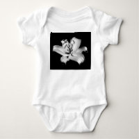 Silberne Lilie: Monochrome Floral Eleganz.