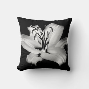 Silberne Lilie: Monochrome Floral Eleganz. Kissen