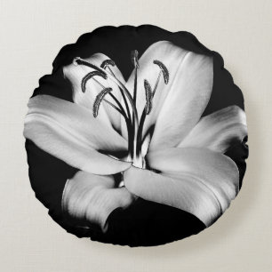 Silberne Lilie: Monochrome Floral Eleganz. Rundes Kissen