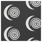 Silberne Mond-Spirale auf Schwarzem Stoff (Nahaufnahme)