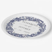 Silberne Navy-Schneeflocken Winterhochzeit Pappteller (Schrägansicht)