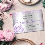 Silberne Quinceanera-lila Glitzern Save The Date<br><div class="desc">Eine junge und trendige Save the Date für eine Quinceañera,  15. Geburtstagsfeier. Ein Imitat silber aussehender Hintergrund mit lila,  violetten Imitaten Glitzer Glitzern. Personalisieren und fügen Sie Datum und Name/Alter hinzu. Der Text: Save the Date ist mit einem großen angesagten,  handgeschriebenen Stilskript geschrieben.</div>